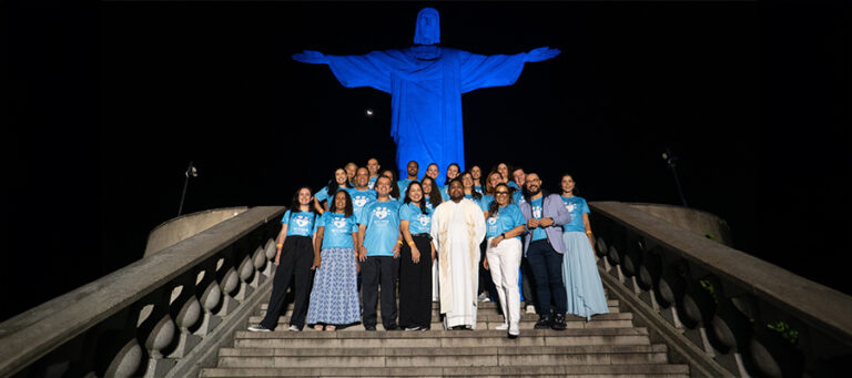 Cristo Redentor é iluminado em homenagem ao Novembro Azul